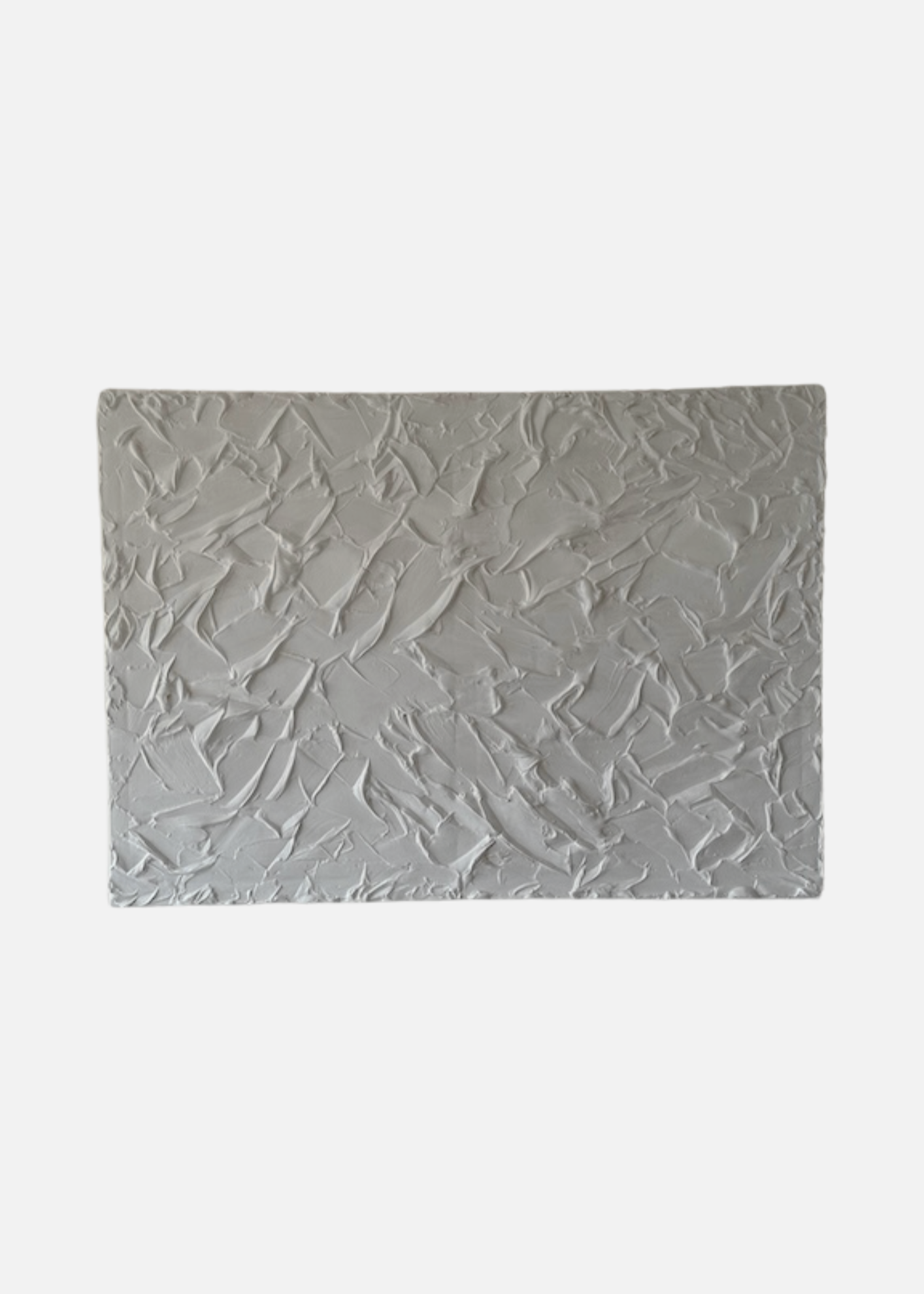 Tableau texturé blanc, idéal pour la décoration d'intérieur, mettant en valeur une surface en relief et des motifs artistiques qui ajoutent une dimension visuelle unique à tout espace.