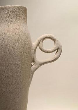 Vase en grès blanc avec une surface texturée, présentant une forme élégante et moderne. Le vase est décoré de motifs organiques en relief, ressemblant à des branches entrelacées, ajoutant une touche artistique à son design. Ce vase est un élément décoratif unique qui apportera une touche d'élégance à votre intérieur.